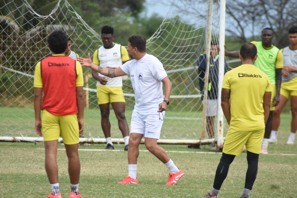 Patricio Urrutia dirigiendo un entrenamiento de Delfín SC.