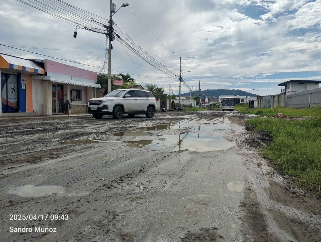 ¡Negrital en crisis! Calles destrozadas y aguas residuales inundan este sector de Portoviejo