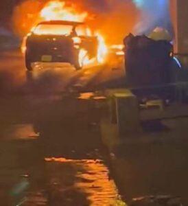 El carro que usaron en el primer atentado contra el agente de tránsito fue quemado.