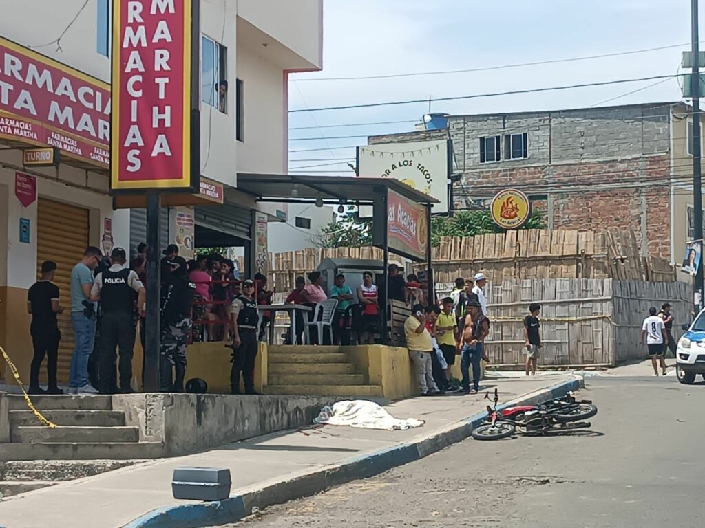 Sicarios en un carro persiguen y matan a motociclista en plena calle de Manta