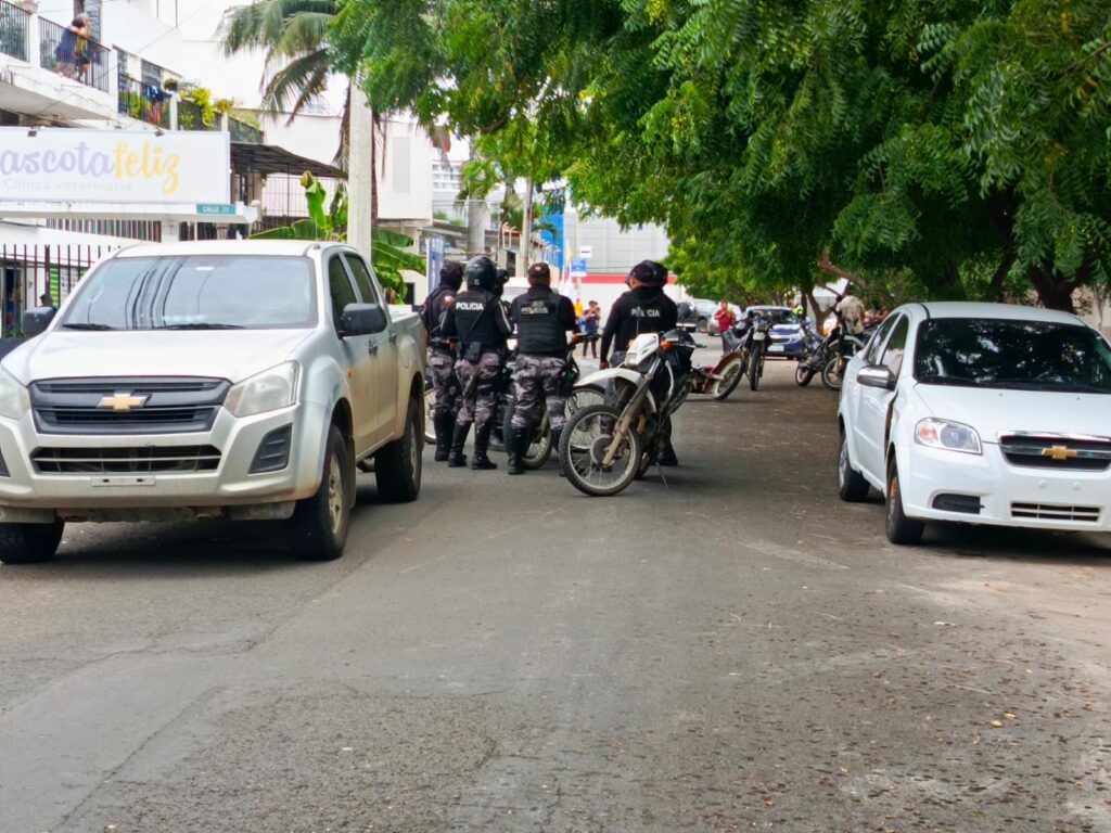 Policías en los alrededores del Mall del Pacífico debido a denuncias de robos bajo la modalidad de sacapintas.