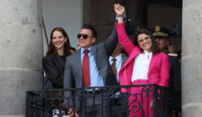 Daniel Noboa junto a María José Pinto (der), en el palacio de Carondelet. FOTO: API