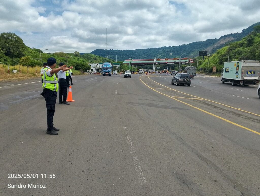 364 agentes de la CTE refuerzan seguridad vial en Manabí durante feriado del 1 de Mayo