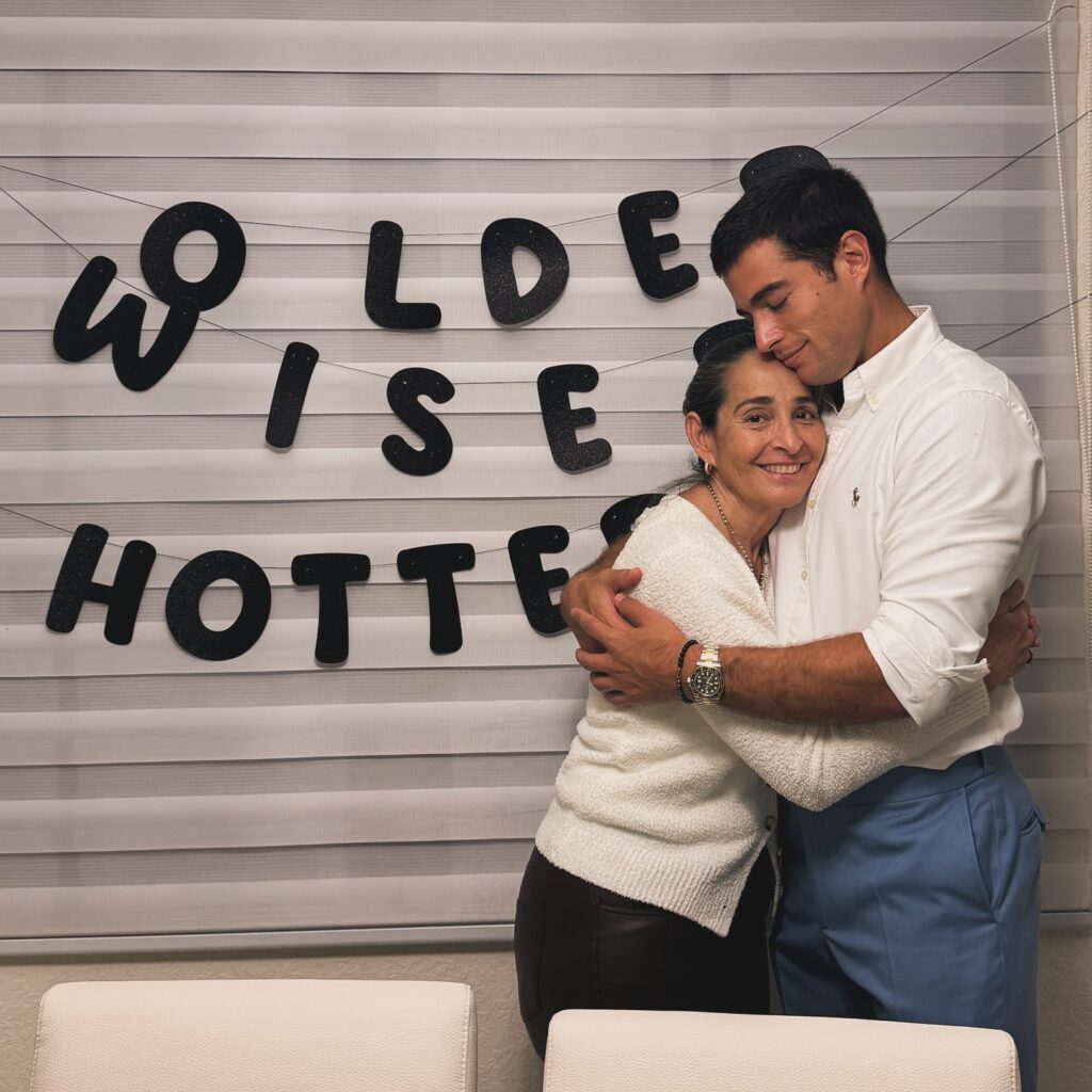 El actor ecuatoriano Danilo Carrera junto a su madre, Elsita Huerta.