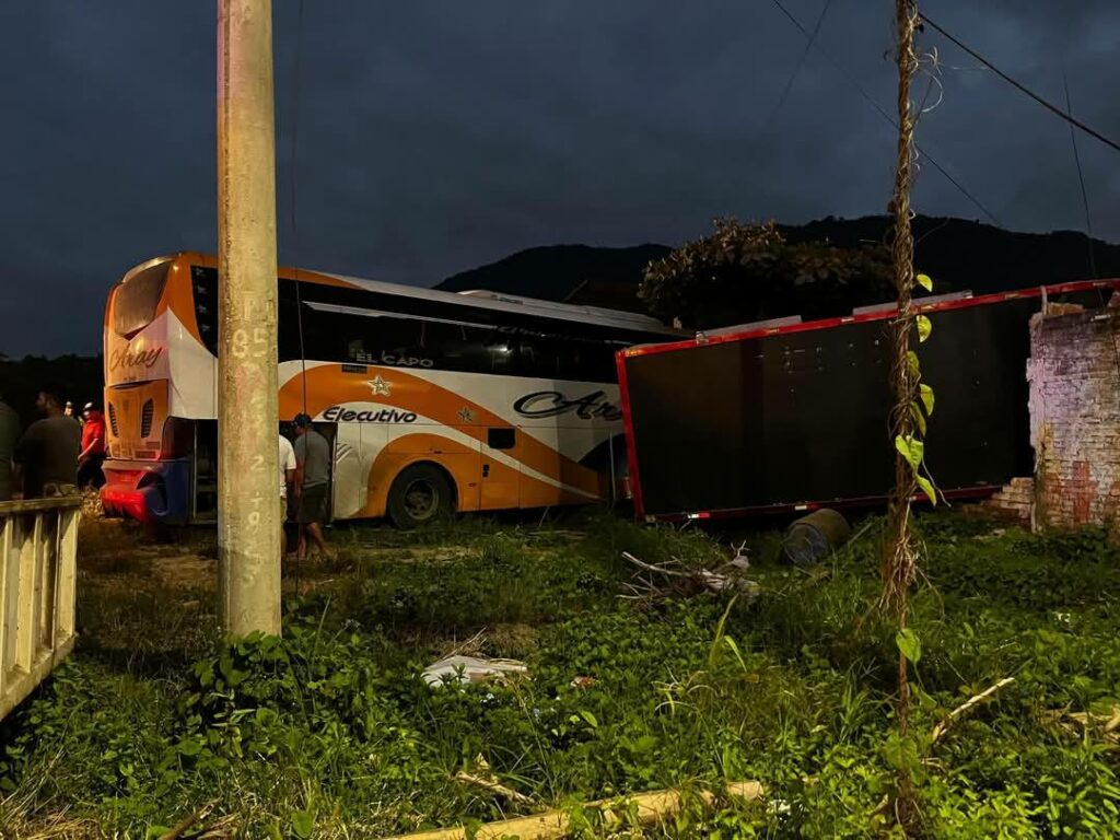 Choque entre bus y camión termina en una casa en Montecristi: investigan causas
