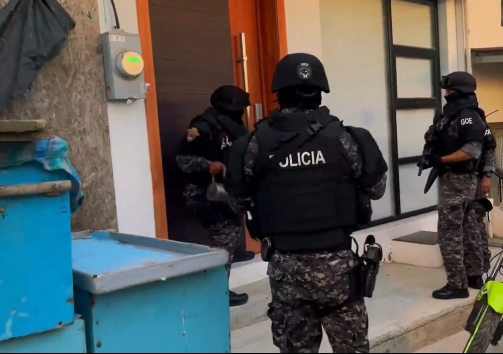 En el allanamiento a una casa hallaron $34,000 dólares. Un hombre fue detenido.