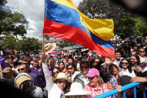 Daniel Noboa saludó a invitados que llegaron a su posesión y luego se dirigió a la Presidencia. (API).