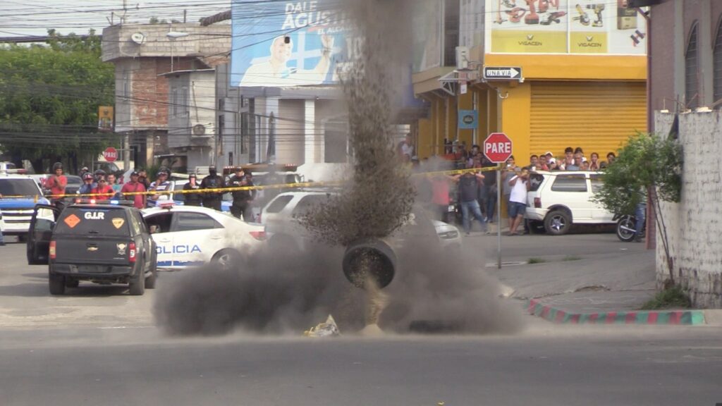 Una de las granadas lanzada una casa y que la Policía detonó sin que haya heridos. 