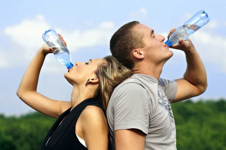 Expertos aseguran que consumir agua previene enfermedades