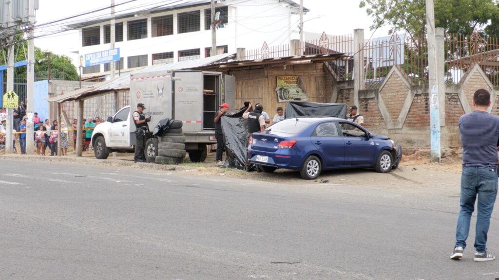 Sicarios siguieron a un hombre que manejaba un auto y lo asesinaron.