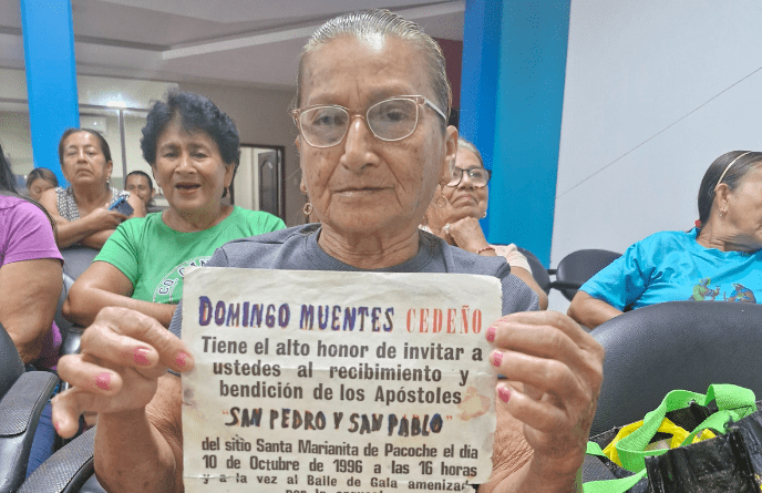 Una invitación de 1996, mostrada por Alida Pachay a la comunidad de Santa Marianita, anunciaba las fiestas de San Pedro y San Pablo.