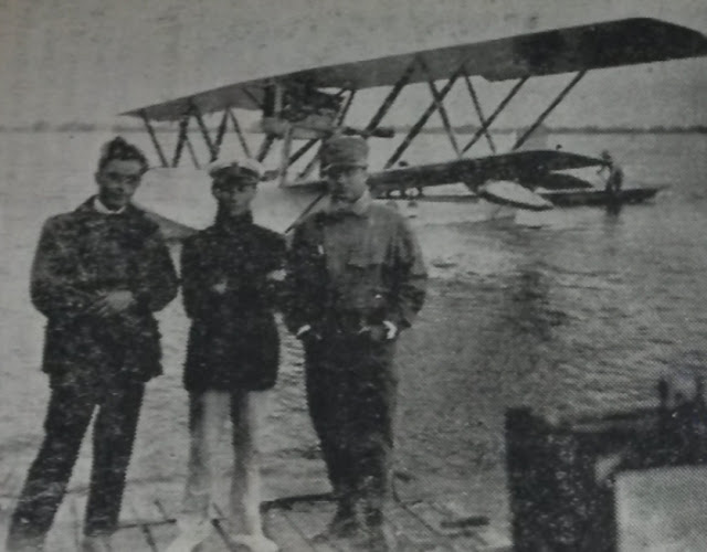 De izquierda a derecha: Ceccovilli, Campagnoli y Lodi, con el hidroavión Macchi M.18 al fondo (fotografía de 1922).