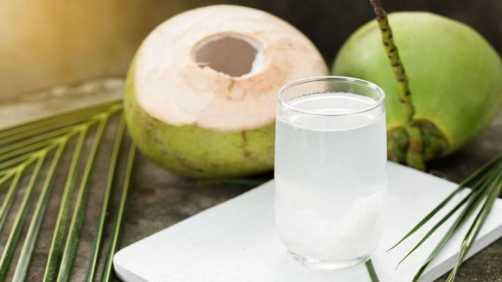 Agua de coco Nutrientes clave y beneficios respaldados por la ciencia