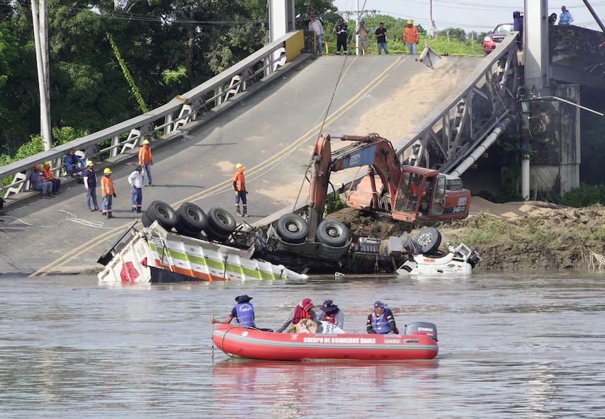 Al interior de la cabina de un tráiler se hallaron los restos de Freddy Castro, conductor desaparecido tras el colapso del puente Gonzalo Icaza en Daule.
