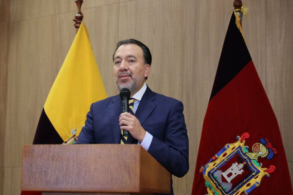 Alcalde Pabel Muñoz solicita renuncia a funcionarios municipales en Quito