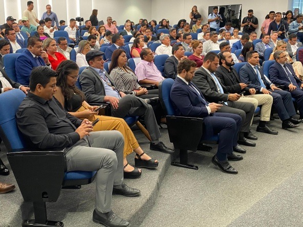 Alcaldes de Ecuador exigen al Gobierno Central pago urgente de asignaciones atrasadas durante firma de convenios