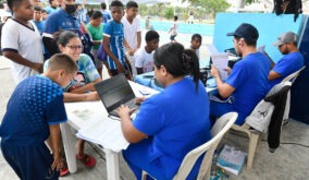 Niños de la escuela sociodeportiva JBG Cisne 2 recibieron atención dental en programa impulsado por la Junta de Beneficencia, Atlético de Madrid y Alcaldía de Guayaquil.