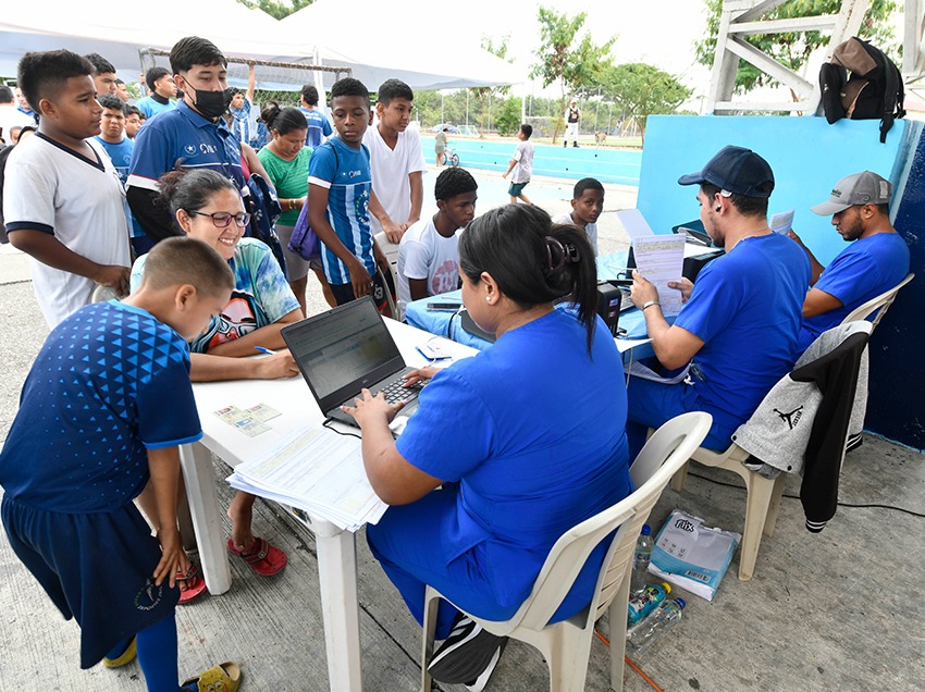 Niños de la escuela sociodeportiva JBG Cisne 2 recibieron atención dental en programa impulsado por la Junta de Beneficencia, Atlético de Madrid y Alcaldía de Guayaquil.