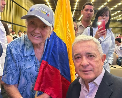 Álvaro Uribe, expresidente de Colombia, con sus seguidores