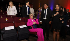Anabella Azín, madre de Daniel Noboa, recibe credencial y llama a la unidad en la Asamblea Nacional