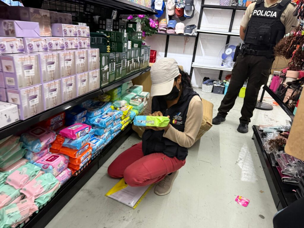 Arcsa decomisa 888 productos higiénicos sin notificación sanitaria en Santo Domingo