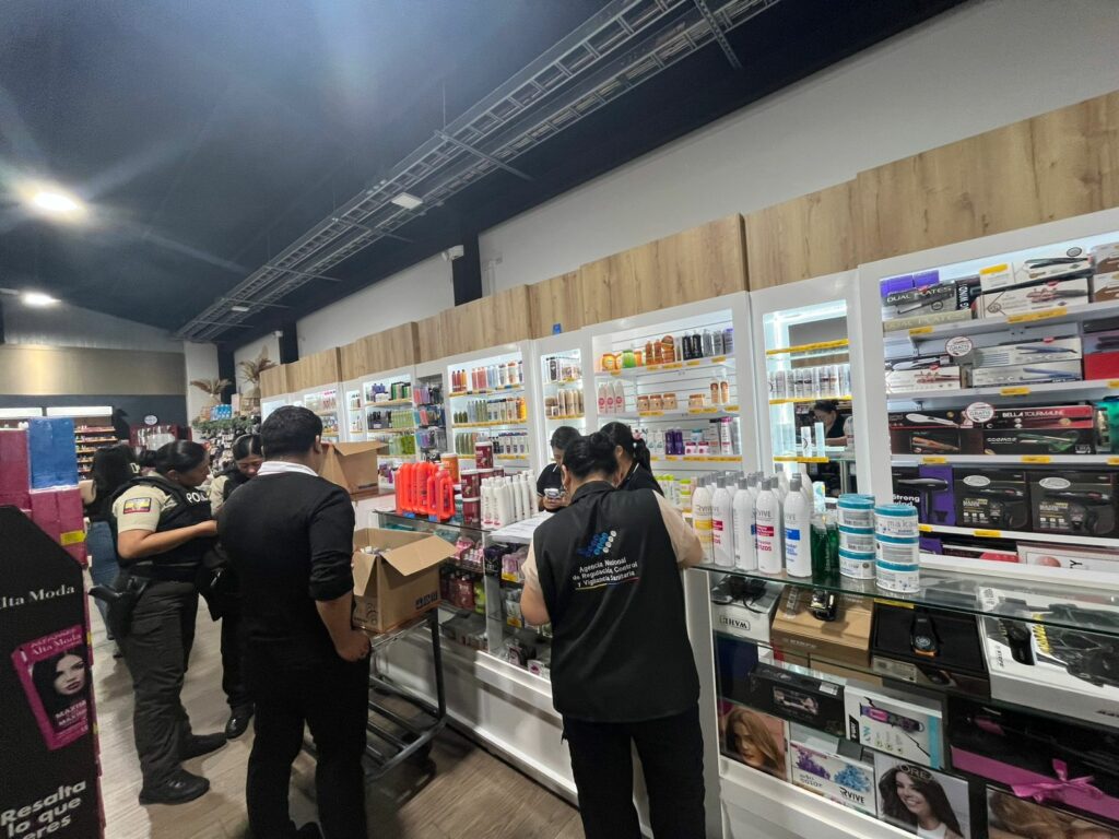 Arcsa decomisa cosméticos sin notificación sanitaria en Santo Domingo