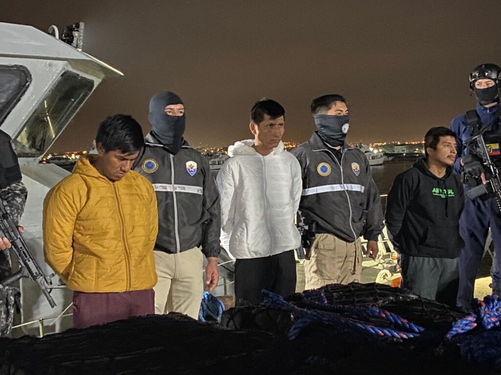 Los tres hombres oriundos de Manta, fueron entregados a la Fiscalía por la Policía y la Armada del Ecuador.