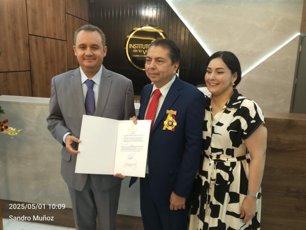 Asamblea Nacional condecoró al doctor Roberto Alcívar por Mérito en Salud
