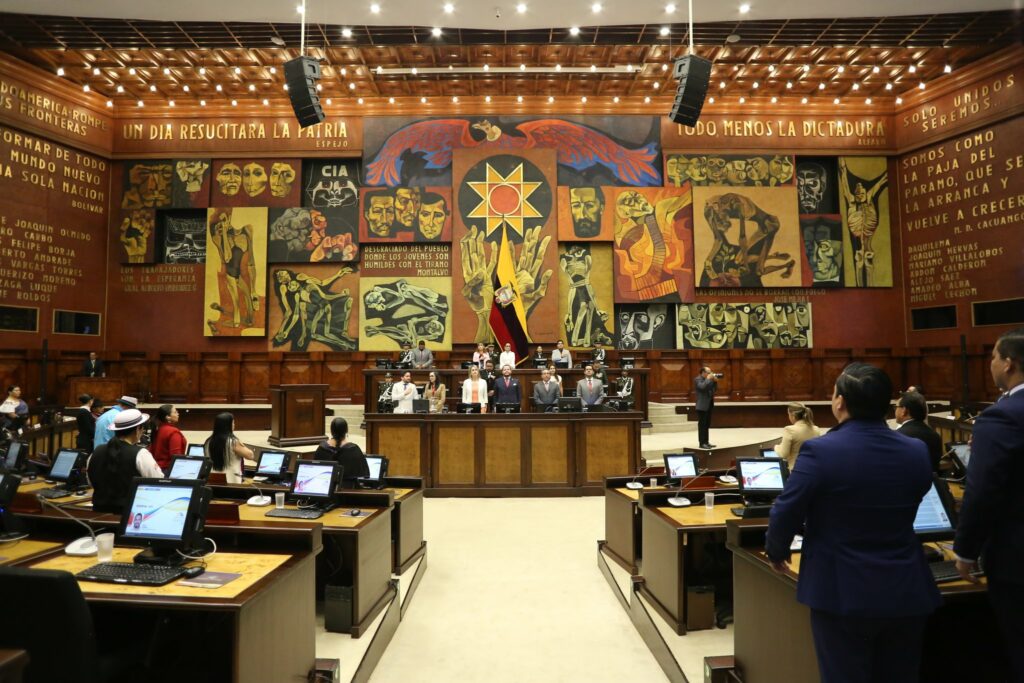 Asamblea Nacional debate presencia de bases militares extranjeras en Ecuador con informe favorable para reforma constitucional