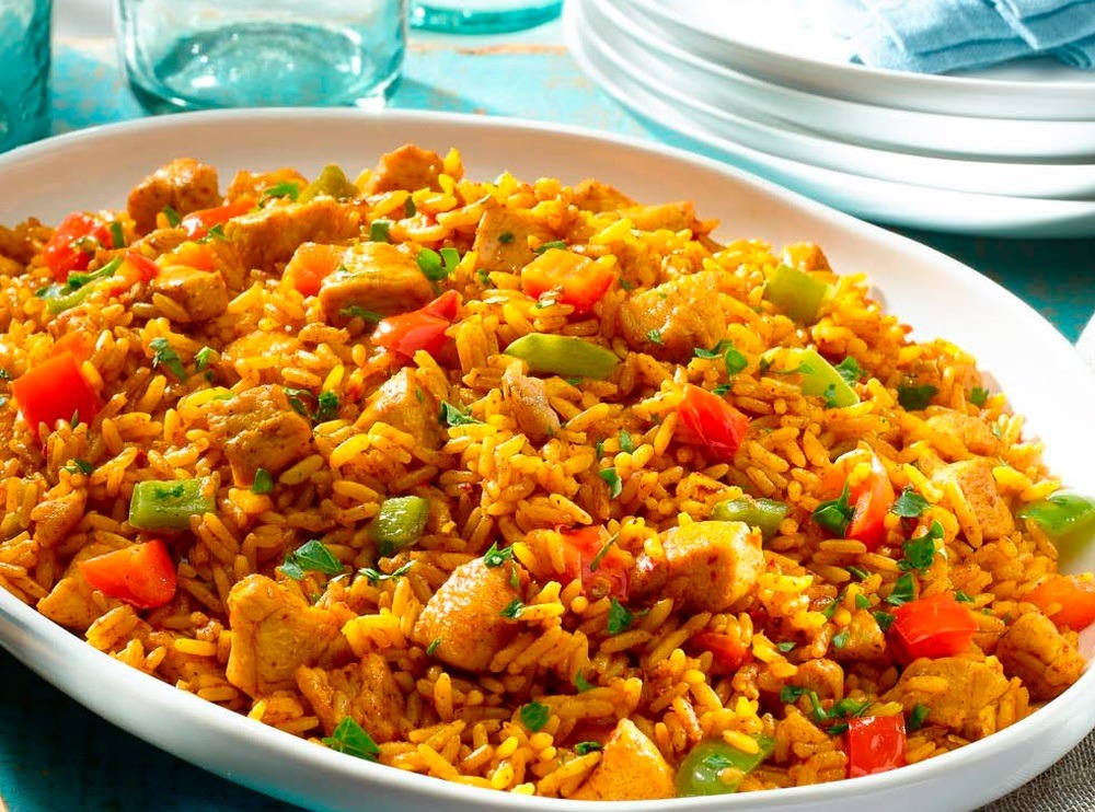 Así se prepara el arroz colorado de pollo que todos aman en Ecuador