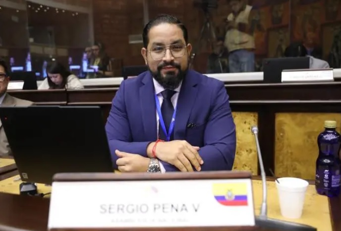 Bancada Correísta expulsa a legislador Sergio Peña por voto a favor de ley urgente
