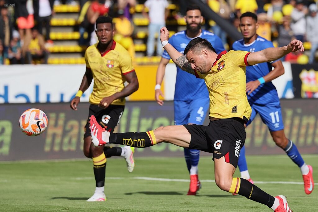 Barcelona SC rescató un empate 2-2 frente a Universidad Católica este domingo en el estadio Olímpico Atahualpa.