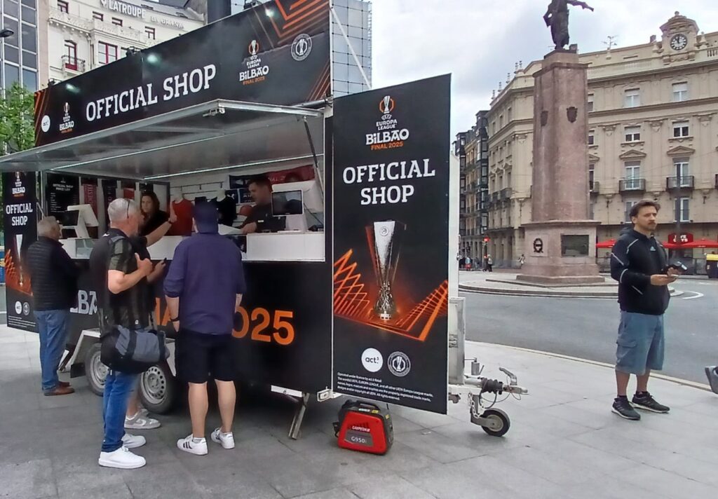 Bilbao recibe a miles de hinchas ingleses por la final de la Europa League