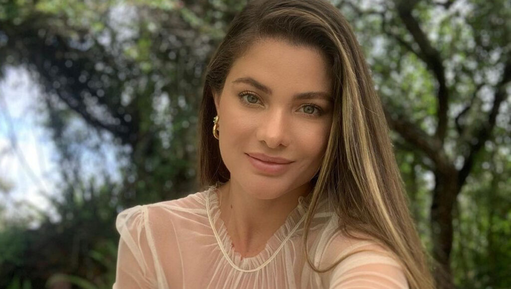 Constanza Báez revela la verdad tras las críticas que recibió por su look naranja