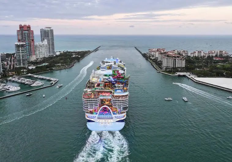 El crucero más grande del mundo, en la actualidad, es el Icon of the Seas de Royal Caribbean. Mide 365 metros de proa a popa.