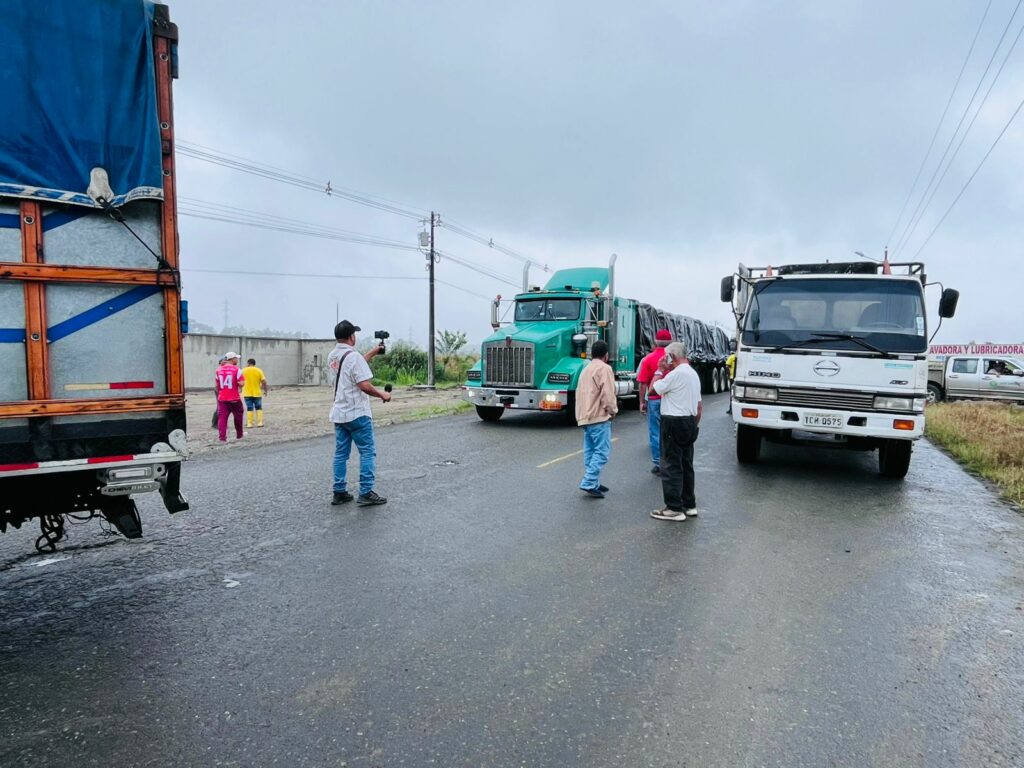 Cansados de esperar, transportistas y ganaderos cierran vía en La Concordia por el deterioro del baipás