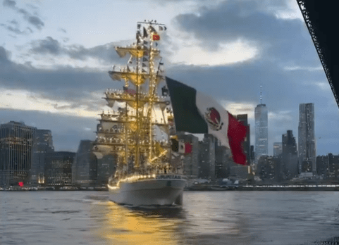Buque escuela mexicano choca contra el Puente de Brooklyn en Nueva York
