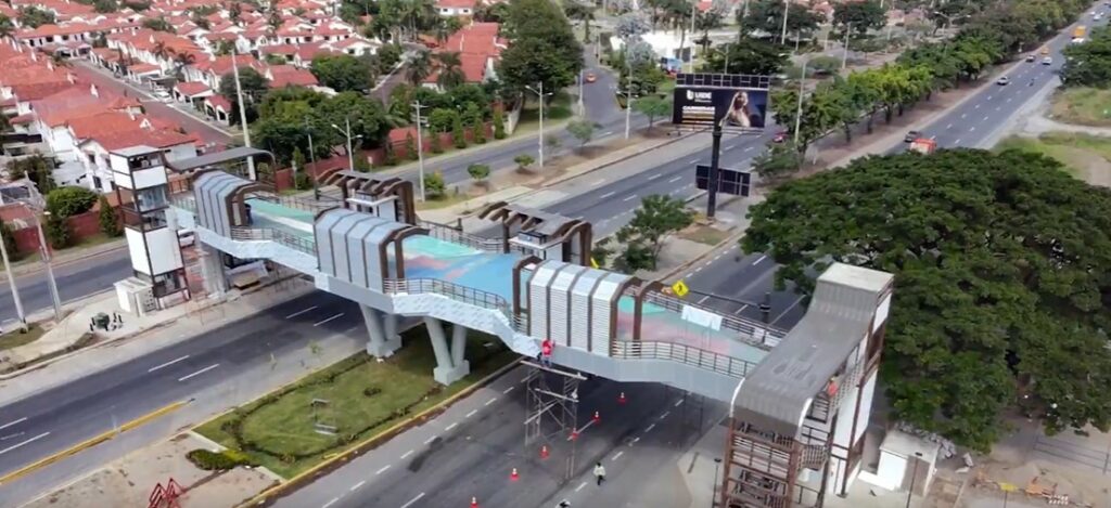 Estos pasos, en la Vía a la Costa, están diseñados para facilitar cruces peatonales seguros.