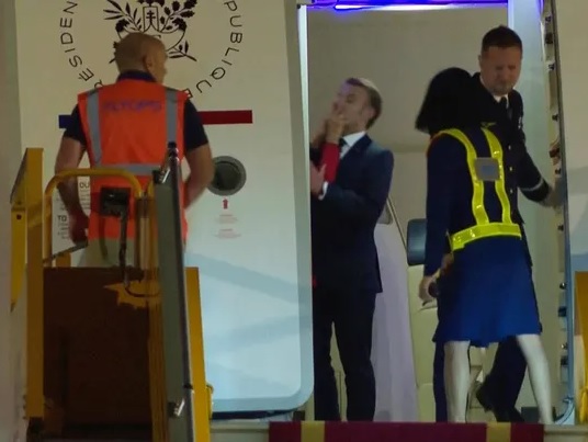 Captura de vídeo del manotazo entre Brigitte y Emmanuel Macron