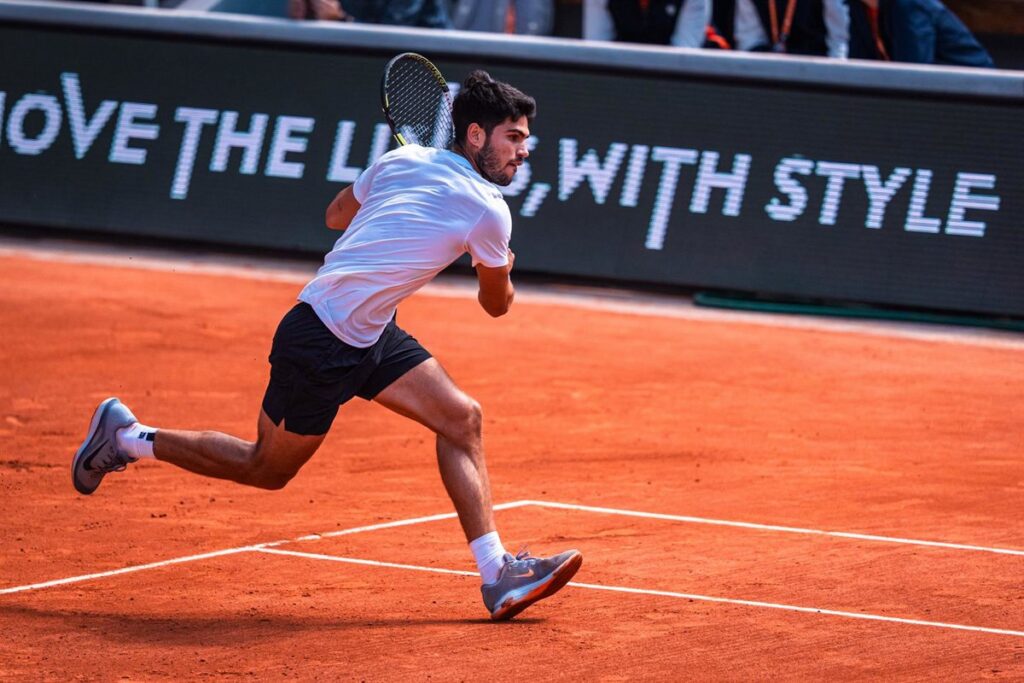 Carlos Alcaraz inicia firme ante Zeppieri su defensa del título en Roland Garros