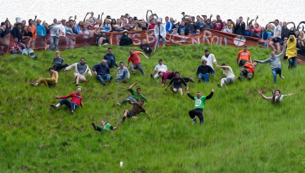Carrera del Queso Rodante atrae a 5,000 en Inglaterra