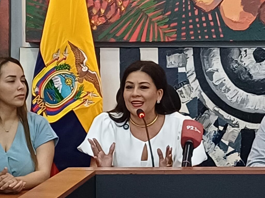 Clara Hinojosa designada vicealcaldesa de Santo Domingo en medio de tensiones políticas