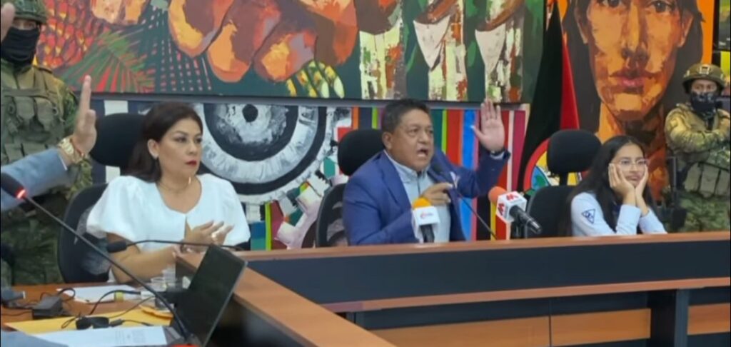 Clara Hinojosa fue reelegida vicealcaldesa en Santo Domingo en medio de una fractura política en Revolución Ciudadana.