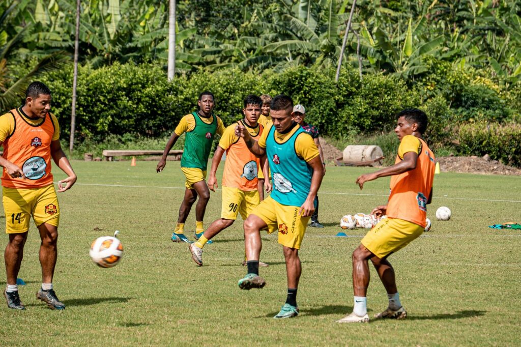 Club 11 de Mayo de Edison Méndez enfrenta a Cristo Rey en el Reales Tamarindos