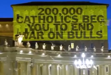 Colectivo animalista proyecta imágenes contra las corridas de toros en el Vaticano