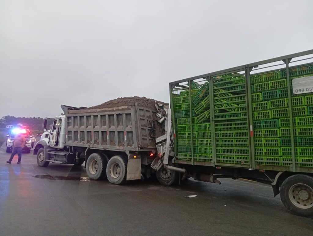 Conductor fallece tras accidente entre camión y volqueta en la vía La Concordia – Santo Domingo