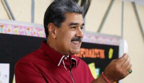 Consejo Nacional Electoral confirma amplia victoria del chavismo en comicios parlamentarios.