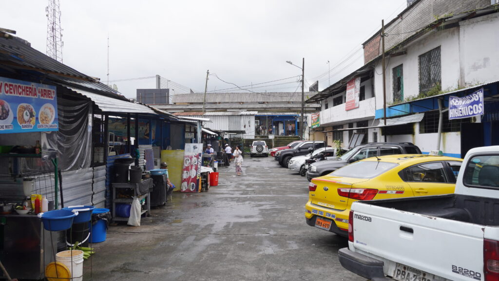 Construcción de edificio de parqueaderos en Santo Domingo genera conflicto con comerciantes