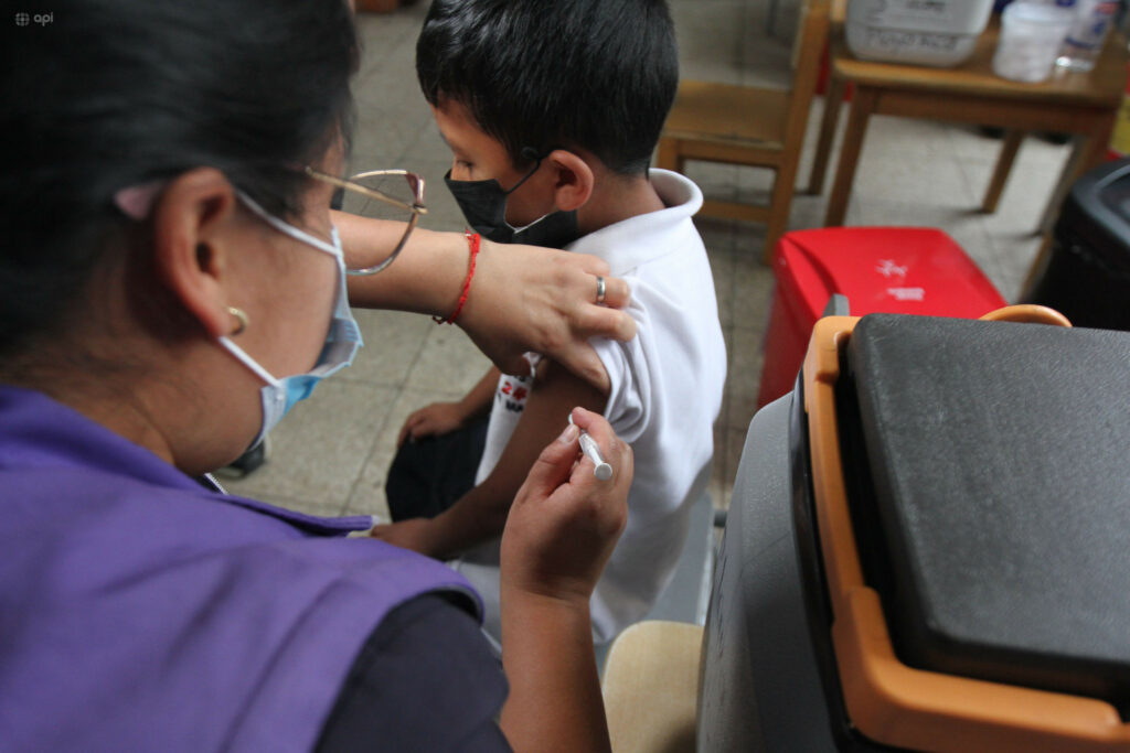Coordinación interinstitucional impulsa vacunación contra tosferina en Manabí