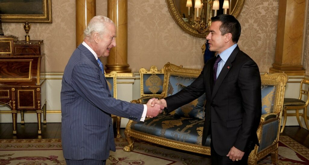 Daniel Noboa busca inversiones en Londres y se encuentra con el rey Carlos III
